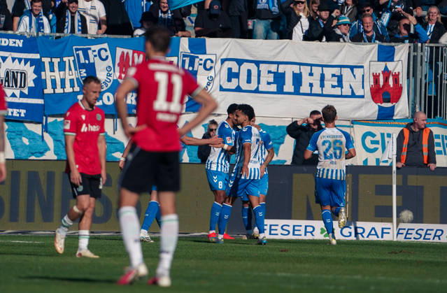 Deutschland: Fussball 2. Bundesliga 2026 2027, 7. Spieltag - 1. FC Magdeburg vs Hannover 96 - Avnet Arena (Magdeburg): Tor und Torjubel zum Mateusz Å»ukowski Mateusz Zukowski (1. FC Magdeburg, 22) Herbert Bockhorn (1. FC Magdeburg, 7) Copyright: xAymanxAlahmedx