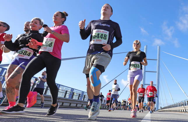 Wenn die Rügenbrücke den Läufern gehört Der 18. Rügenbrücken-Marathon feiert einen Teilnehmerrekord und zeigt, wie aus einer außergewöhnlichen Strecke ein sportliches Ereignis mit regionaler Strahlkraft geworden ist Es gibt Orte, an denen mehr ist als Bewegung. Orte, an denen sich Landschaft, Gemeinschaft und persönlicher Ehrgeiz zu einem besonderen Erlebnis verbinden. Die Rügenbrücke zwischen Stralsund und der Insel Rügen ist ein solcher Ort. Wo sich gewöhnlich der Verkehr über den Strelasund bewegt, gehören an diesem Sonnabend die Fahrbahnen den Läuferinnen und Läufern, den Walkern und den Kindern Menschen, die ihre eigenen Grenzen ausloten und zugleich Teil eines großen gemeinsamen Augenblicks werden. Der 18. Sparkassen Rügenbrücken-Marathon und DAK Lauf- und Walking Day am 10. Oktober 2026 setzt dabei eine neue Bestmarke: 7.565 Teilnehmerinnen und Teilnehmer haben sich angemeldet so viele wie noch nie. Damit wird das sportliche Ereignis auch zu einem eindrucksvollen Bekenntnis zur Anziehungskraft der Region Vorpommern. Das achtzehnte Lebensjahr, das die Veranstaltung in diesem Jahr erreicht, ist dabei mehr als eine hübsche Jubiläumszahl. Es markiert den Weg eines Sportereignisses, das sich längst im Veranstaltungskalender der Hansestadt etabliert hat und dessen Reiz weit über die Grenzen Mecklenburg-Vorpommerns hinausreicht. Sieben Strecken, ein gemeinsames Ziel Das Besondere an diesem Lauf ist seine Offenheit. Nicht allein die Ausdauerathleten, die sich der Königsdisziplin über 42,195 Kilometer stellen, prägen das Bild. Der Rügenbrücken-Marathon versteht sich ebenso als Einladung an Freizeitsportler, Familien, Kinder und Menschen, die lieber gehend als laufend unterwegs sind. Insgesamt sieben Strecken stehen zur Auswahl. Der Marathon führt über die Brücke hinaus auf die Insel Rügen und durch den Südwesten der Insel. Hinzu kommen Halbmarathon, Zehn-Kilometer-Lauf, kürzere Distanzen sowie Walking- und Nordic-W