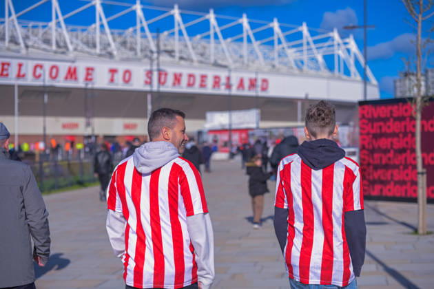 Sunderland v Brighton, Premier League, Football, Stadium Of Light, Sunderland UK - 10 Oct 2026 Sunderland fans arriving pre match Sunderland Stadium Of Light Tyne and Wear UK, UK NEWSPAPERS OUT Copyright: xAdamxCookx