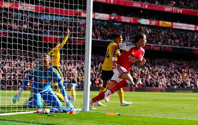 Riccardo Calafiori of Arsenal celebrates scoring a goal after making it 1-1 Arsenal v Leeds United, Premier League, Football, Emirates Stadium, London, UK - 10 Oct 2026London Emirates Stadium United Kingdom EDITORIAL USE ONLY No use with unauthorised audio, video, data, fixture lists, club league logos or live services. Online in-match use limited to 120 images, no video emulation. No use in betting, games or single club league player publications.  Copyright: xJavierxGarcia Shutterstockx 17204400aa