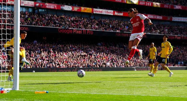 Riccardo Calafiori of Arsenal scores a goal to make it 1-1 Arsenal v Leeds United, Premier League, Football, Emirates Stadium, London, UK - 10 Oct 2026London Emirates Stadium United Kingdom EDITORIAL USE ONLY No use with unauthorised audio, video, data, fixture lists, club league logos or live services. Online in-match use limited to 120 images, no video emulation. No use in betting, games or single club league player publications.  Copyright: xJavierxGarcia Shutterstockx 17204400ab
