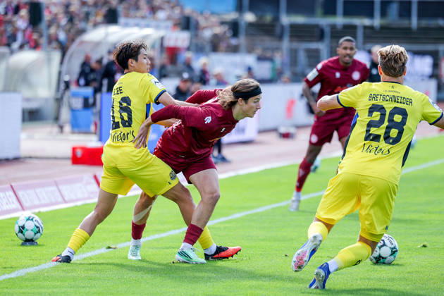 10.10.2026, xsefx, Fußball, SC Fortuna Köln - 1. FC Saarbrücken, 3.Liga, Südstation, 8. Spieltag, Saison 2026 2027: Seung-Joon Lee (1. FC Saarbrücken 16) im Zweikampf gegen Bennit Bröger (Fortuna Koeln 38) DFB regulations prohibit any use of photographs as image sequences and or quasi-video. Nordrhein-Westfalen Deutschland