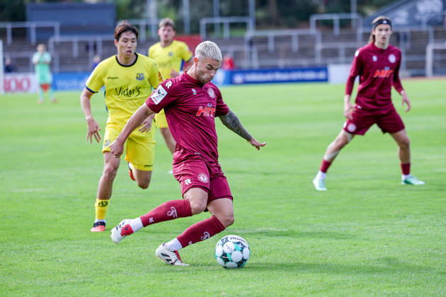 10.10.2026, xsefx, Fußball, SC Fortuna Köln - 1. FC Saarbrücken, 3.Liga, Südstation, 8. Spieltag, Saison 2026 2027: Tom Geerkens (Fortuna Koeln 06) flankt DFB regulations prohibit any use of photographs as image sequences and or quasi-video. Nordrhein-Westfalen Deutschland