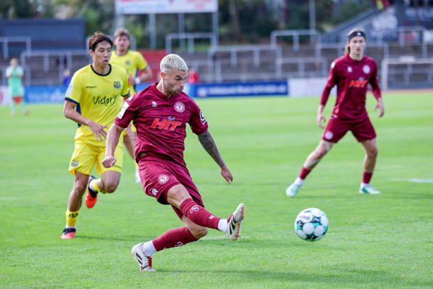 10.10.2026, xsefx, Fußball, SC Fortuna Köln - 1. FC Saarbrücken, 3.Liga, Südstation, 8. Spieltag, Saison 2026 2027: Tom Geerkens (Fortuna Koeln 06) flankt DFB regulations prohibit any use of photographs as image sequences and or quasi-video. Nordrhein-Westfalen Deutschland