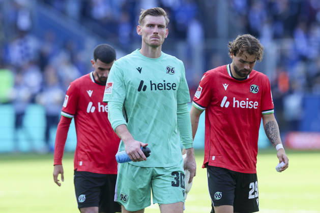 Waniss Taibi (Hannover 96), Torhueter Leo Weinkauf (Hannover 96) und Kolja Oudenne (Hannover 96) schauen enttaeuscht waehrend des spiels der 2. Bundesliga zwischen 1. FC Magdeburg und Hannover 96, Avnet Arena am 10. October 2026 in Magdeburg, Deutschland. (Foto von Marco Steinbrenner DeFodi Images) +++ Waniss Taibi (Hannover 96), Torhueter Leo Weinkauf (Hannover 96) und Kolja Oudenne (Hannover 96) look dejected during the 2nd Bundesliga match between 1. FC Magdeburg and Hannover 96 at Avnet Arena on October 10, 2026 in Magdeburg, Germany. (Photo by Marco Steinbrenner DeFodi Images) DFB DFL REGULATIONS PROHIBIT ANY USE OF PHOTOGRAPHS AS IMAGE SEQUENCES AND OR QUASI-VIDEO. (Photo by Marco Steinbrenner DeFodi Images) -