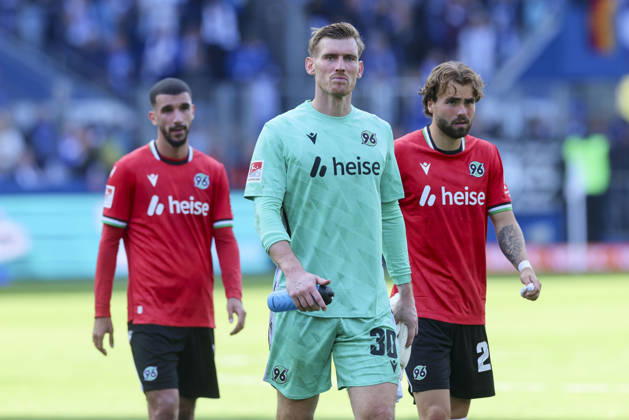 Waniss Taibi (Hannover 96), Torhueter Leo Weinkauf (Hannover 96) und Kolja Oudenne (Hannover 96) schauen enttaeuscht waehrend des spiels der 2. Bundesliga zwischen 1. FC Magdeburg und Hannover 96, Avnet Arena am 10. October 2026 in Magdeburg, Deutschland. (Foto von Marco Steinbrenner DeFodi Images) +++ Waniss Taibi (Hannover 96), Torhueter Leo Weinkauf (Hannover 96) und Kolja Oudenne (Hannover 96) look dejected during the 2nd Bundesliga match between 1. FC Magdeburg and Hannover 96 at Avnet Arena on October 10, 2026 in Magdeburg, Germany. (Photo by Marco Steinbrenner DeFodi Images) DFB DFL REGULATIONS PROHIBIT ANY USE OF PHOTOGRAPHS AS IMAGE SEQUENCES AND OR QUASI-VIDEO. (Photo by Marco Steinbrenner DeFodi Images) -