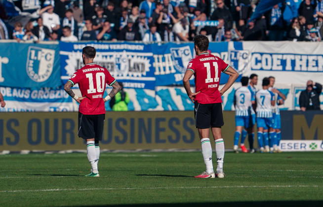Deutschland: Fussball 2. Bundesliga 2026 2027, 7. Spieltag - 1. FC Magdeburg vs Hannover 96 - Avnet Arena (Magdeburg): Niederlage und Enttäuschung Benedikt Pichler (Hannover 96, 11) Marcel Hartel (Hannover 96, 10) Copyright: xAymanxAlahmedx