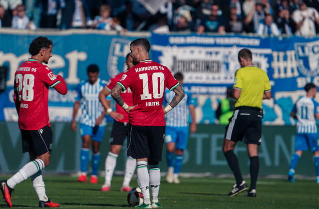 Deutschland: Fussball 2. Bundesliga 2026 2027, 7. Spieltag - 1. FC Magdeburg vs Hannover 96 - Avnet Arena (Magdeburg): Niederlage und Enttäuschung Benedikt Pichler (Hannover 96, 11) Marcel Hartel (Hannover 96, 10) Copyright: xAymanxAlahmedx