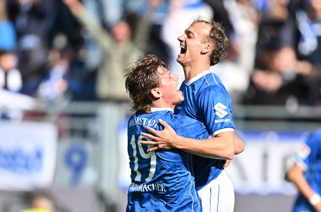 10.10.2026, xfux, Fussball 2.Bundesliga, SV Darmstadt 98 - Energie Cottbus v.l. Fynn-Luca Fynn Luca Lakenmacher (SV Darmstadt 98) zautz, Torschuetze Torschütze Yannik Lührs Luehrs (SV Darmstadt 98) Torjubel, Jubel, Goal celebration, celebrate the goal zum 3:1 jubelnd bejubelt jubelt jubeln Jubel (DFL DFB REGULATIONS PROHIBIT ANY USE OF PHOTOGRAPHS as IMAGE SEQUENCES and or QUASI-VIDEO) Darmstadt