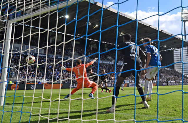 10.10.2026, xjhx, Fussball 2.Bundesliga, SV Darmstadt 98 - Energie Cottbus v.l. Noah Weißhaupt (SV Darmstadt 98) Goal scored, erzielt das Tor zum. 1:1 Marcel Lotka (Energie Cottbus) (DFL DFB REGULATIONS PROHIBIT ANY USE OF PHOTOGRAPHS as IMAGE SEQUENCES and or QUASI-VIDEO) Darmstadt