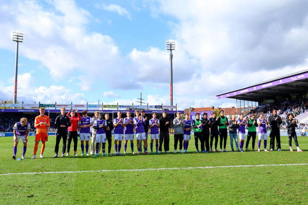 2026.10.10, xkwix, Fußball, 2. Bundesliga, VfL Osnabrück - SG Dynamo Dresden, Stadion an der Bremer Brücke, 7.Spieltag, Saison 2026 2027: Die Mannschaft klatscht und steht vor den Fans nach Abpfiff DFB regulations prohibit any use of photographs as image sequences and or quasi-video. Photo: xKamilxWilkowskixPressefotoKochx Niedersachsen Deutschland