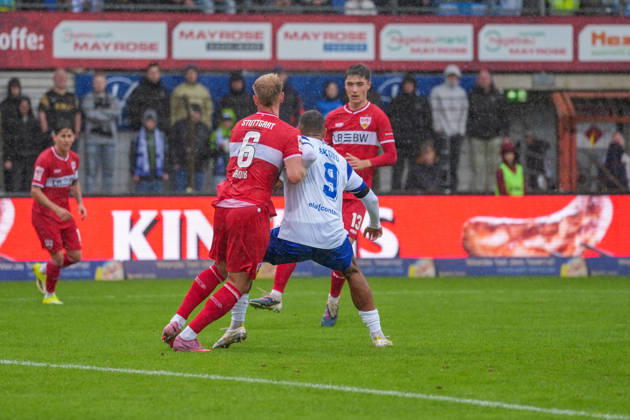 Deutschland: Fussball, 3. Liga, 8. Spieltag, Hänsch-Arena, Meppen, Emsland, Niedersachsen, SV Meppen vs. VfB Stuttgart U21, U 21 VfB Stuttgart II: Cyrill Akono (SV Meppen, 9) stellt den Körper rein Copyright: xMichelxWittex