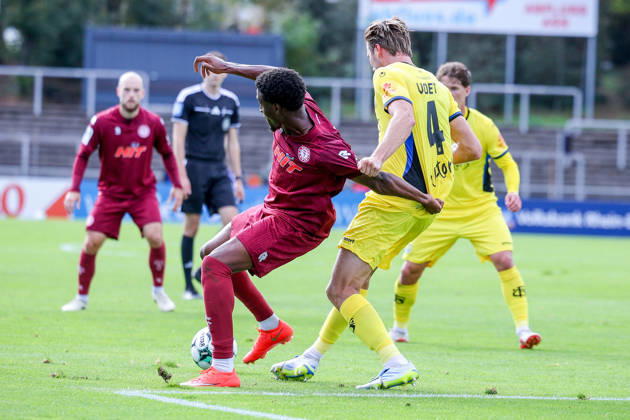 10.10.2026, xsefx, Fußball, SC Fortuna Köln - 1. FC Saarbrücken, 3.Liga, Südstation, 8. Spieltag, Saison 2026 2027: Romeo Aigbekaen (Fortuna Koeln 30) im Zweikampf gegen Florian Pick (1. FC Saarbrücken 20) DFB regulations prohibit any use of photographs as image sequences and or quasi-video. Nordrhein-Westfalen Deutschland