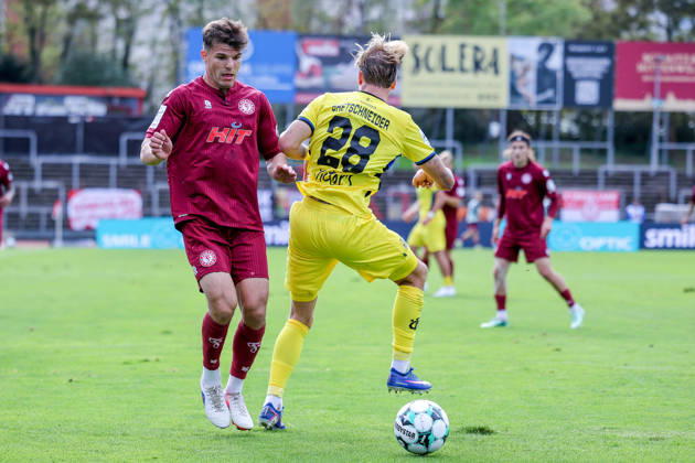 10.10.2026, xsefx, Fußball, SC Fortuna Köln - 1. FC Saarbrücken, 3.Liga, Südstation, 8. Spieltag, Saison 2026 2027: Nico Thier (Fortuna Koeln 07) im Zweikampf gegen Niko Bretschneider (1. FC Saarbrücken 28) DFB regulations prohibit any use of photographs as image sequences and or quasi-video. Nordrhein-Westfalen Deutschland