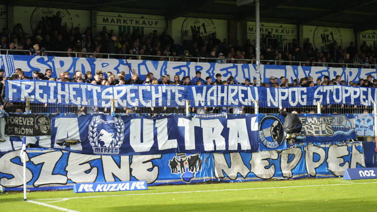 10.10.2026, Hänsch-Arena, Meppen, GER, 3. Liga, 9. Spieltag: SV Meppen vs VfB Stuttgart II, SVM-Fans mit Banner - Freiheitsrechte wahren NPOG stoppen - DFL REGULATIONS PROHIBIT ANY USE OF PHOTOGRAPHS AS IMAGE SEQUENCES AND OR QUASI-VIDEO. Meppen Niedersachsen Hänsch-Arena