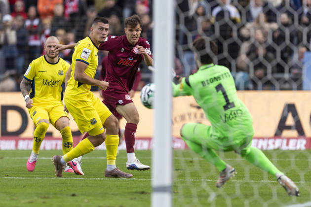 3. Liga, Fortuna Köln - 1. FC Saarbrücken; 10.10.2026 Matteo Bignetti (1. FC Saarbrücken, 1) pariert einen Schuss von Nico Thier (Fortuna Köln, 7). 3. Liga, Fortuna Köln - 1. FC Saarbrücken, 8. Spieltag, am 10.10.2026, Südstadion, Köln. DFB regulations prohibit any use of photographs as image sequences and or quasi-video Copyright: xBEAUTIFULxSPORTS Meuselx