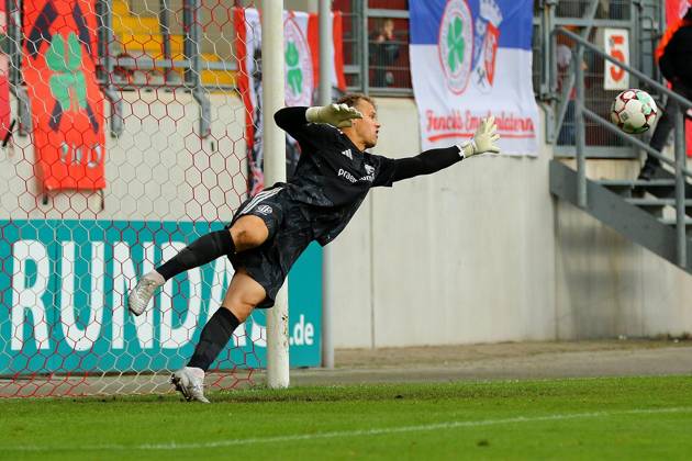 Regionalliga West: Rot-Weiß Oberhausen - 1. FC Bocholt ** NUR FÜR REDAKTIONELLE ZWECKE ** EDITORIAL USE ONLY **<p>Torwart Paul Grave bei einem Schuss von Arda Süne. RWO - 1. FC Bocholt Ort: Oberhausen, Stadion Niederrhein Datum: 10.10.2026 Deutschland NRW Oberhausen Copyright: MichaxKorb