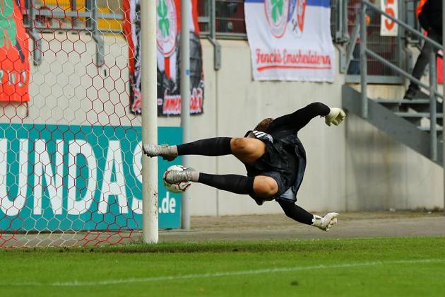 Regionalliga West: Rot-Weiß Oberhausen - 1. FC Bocholt ** NUR FÜR REDAKTIONELLE ZWECKE ** EDITORIAL USE ONLY **<p>Torwart Paul Grave bei einem Schuss von Arda Süne. RWO - 1. FC Bocholt Ort: Oberhausen, Stadion Niederrhein Datum: 10.10.2026 Deutschland NRW Oberhausen Copyright: MichaxKorb