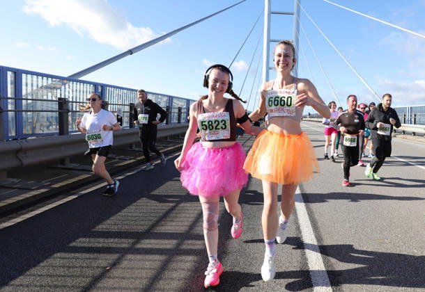 Wenn die Rügenbrücke den Läufern gehört Der 18. Rügenbrücken-Marathon feiert einen Teilnehmerrekord und zeigt, wie aus einer außergewöhnlichen Strecke ein sportliches Ereignis mit regionaler Strahlkraft geworden ist Es gibt Orte, an denen mehr ist als Bewegung. Orte, an denen sich Landschaft, Gemeinschaft und persönlicher Ehrgeiz zu einem besonderen Erlebnis verbinden. Die Rügenbrücke zwischen Stralsund und der Insel Rügen ist ein solcher Ort. Wo sich gewöhnlich der Verkehr über den Strelasund bewegt, gehören an diesem Sonnabend die Fahrbahnen den Läuferinnen und Läufern, den Walkern und den Kindern Menschen, die ihre eigenen Grenzen ausloten und zugleich Teil eines großen gemeinsamen Augenblicks werden. Der 18. Sparkassen Rügenbrücken-Marathon und DAK Lauf- und Walking Day am 10. Oktober 2026 setzt dabei eine neue Bestmarke: 7.565 Teilnehmerinnen und Teilnehmer haben sich angemeldet so viele wie noch nie. Damit wird das sportliche Ereignis auch zu einem eindrucksvollen Bekenntnis zur Anziehungskraft der Region Vorpommern. Das achtzehnte Lebensjahr, das die Veranstaltung in diesem Jahr erreicht, ist dabei mehr als eine hübsche Jubiläumszahl. Es markiert den Weg eines Sportereignisses, das sich längst im Veranstaltungskalender der Hansestadt etabliert hat und dessen Reiz weit über die Grenzen Mecklenburg-Vorpommerns hinausreicht. Sieben Strecken, ein gemeinsames Ziel Das Besondere an diesem Lauf ist seine Offenheit. Nicht allein die Ausdauerathleten, die sich der Königsdisziplin über 42,195 Kilometer stellen, prägen das Bild. Der Rügenbrücken-Marathon versteht sich ebenso als Einladung an Freizeitsportler, Familien, Kinder und Menschen, die lieber gehend als laufend unterwegs sind. Insgesamt sieben Strecken stehen zur Auswahl. Der Marathon führt über die Brücke hinaus auf die Insel Rügen und durch den Südwesten der Insel. Hinzu kommen Halbmarathon, Zehn-Kilometer-Lauf, kürzere Distanzen sowie Walking- und Nordic-W