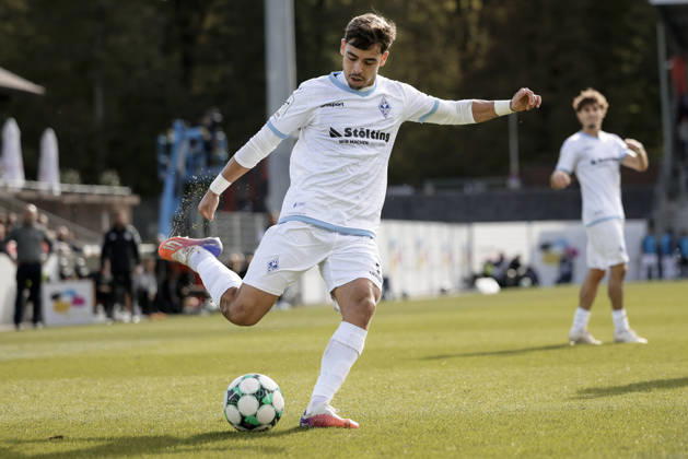10.10.2026, xhettx, Fussball 3.Liga, SG Sonnenhof Grossaspach - SV Waldhof Mannheim v.l. Masca (SV Waldhof Mannheim, 11) mit der Hereingabe