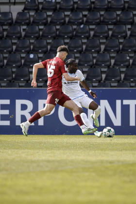 10.10.2026, xhettx, Fussball 3.Liga, SG Sonnenhof Grossaspach - SV Waldhof Mannheim v.l. Owono Keumo (SV Waldhof Mannheim, 17) erläuft den Ball