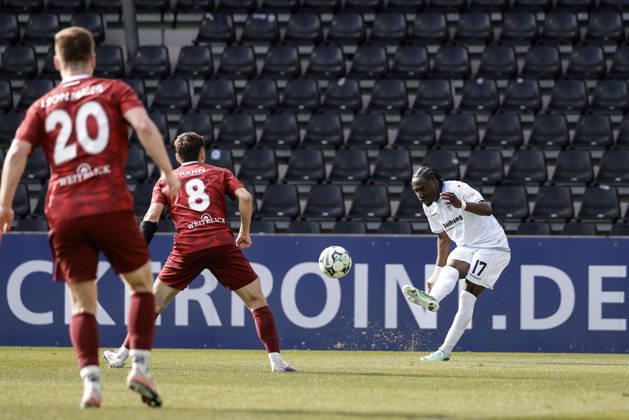 10.10.2026, xhettx, Fussball 3.Liga, SG Sonnenhof Grossaspach - SV Waldhof Mannheim v.l. Flanke von Owono Keumo (SV Waldhof Mannheim, 17)