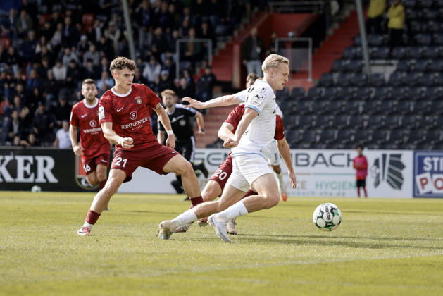 10.10.2026, xhettx, Fussball 3.Liga, SG Sonnenhof Grossaspach - SV Waldhof Mannheim v.l. Julian Rieckmann (SV Waldhof Mannheim, 21) hat den Ball im Strafraum