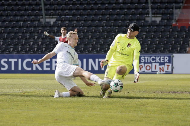 10.10.2026, xhettx, Fussball 3.Liga, SG Sonnenhof Grossaspach - SV Waldhof Mannheim v.l. der schuss von Julian Rieckmann (SV Waldhof Mannheim, 21) wird durch Maximilian Reule (SG Sonnenhof Großaspach, 1) geblockt