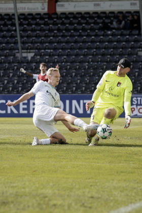 10.10.2026, xhettx, Fussball 3.Liga, SG Sonnenhof Grossaspach - SV Waldhof Mannheim v.l. der schuss von Julian Rieckmann (SV Waldhof Mannheim, 21) wird durch Maximilian Reule (SG Sonnenhof Großaspach, 1) geblockt