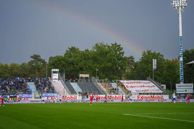 Deutschland: Fussball, 3. Liga, 8. Spieltag, Hänsch-Arena, Meppen, Emsland, Niedersachsen, SV Meppen vs. VfB Stuttgart U21, U 21 VfB Stuttgart II: Regenbogen über der Hänsch-Arena Copyright: xMichelxWittex