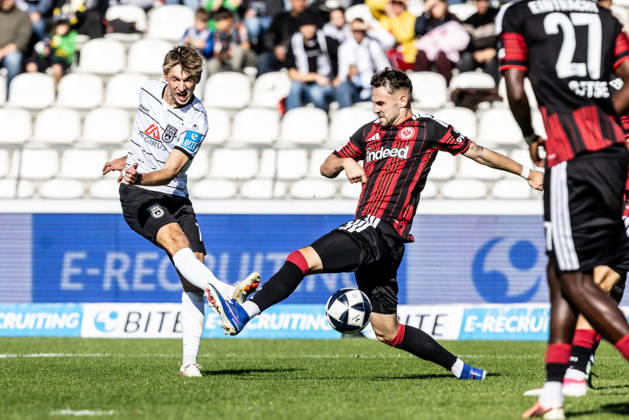 SSV Ulm 1846 Fußball vs. Eintracht Frankfurt II, Fussball, Regionalliga Südwest, 11. Spieltag, Donaustadion Ulm 10.10.26 Torchance SSV Ulm 1846 Fußball v.l. Benjamin Goller (SSV Ulm 1846 Fußball, 07), Paul Wuensch (Eintracht Frankfurt II, 17) SSV Ulm 1846 Fußball vs. Eintracht Frankfurt II, Fussball, Regionalliga Südwest, 11. Spieltag, Donaustadion Ulm 10.10.26 Foto: Lucca Fundel Ulm Donaustadion Baden-Württemberg Deutschland
