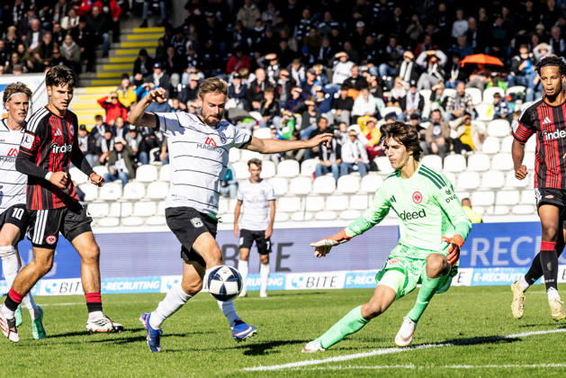 SSV Ulm 1846 Fußball vs. Eintracht Frankfurt II, Fussball, Regionalliga Südwest, 11. Spieltag, Donaustadion Ulm 10.10.26 Torchance SSV Ulm 1846 Fußball v.l. Lucas Röser (SSV Ulm 1846 Fußball, 09), Amil Siljevic (Eintracht Frankfurt II, 1) SSV Ulm 1846 Fußball vs. Eintracht Frankfurt II, Fussball, Regionalliga Südwest, 11. Spieltag, Donaustadion Ulm 10.10.26 Foto: Lucca Fundel Ulm Donaustadion Baden-Württemberg Deutschland