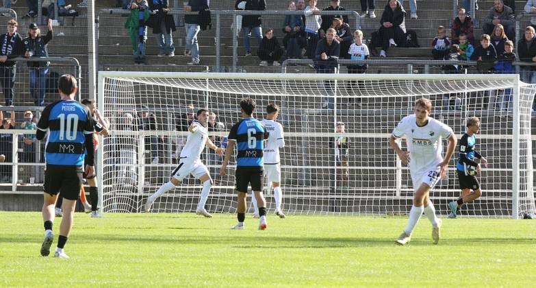 10.10.2026 xmgoodx Frankfurt am Main, PSD Bank Arena Regionalliga Südwest Saison 2026 2027 FSV Frankfurt - SV Sandhausen Torjubel nach dem Tor zum 1:2 durch Mert Tasdelen (Sandhausen)