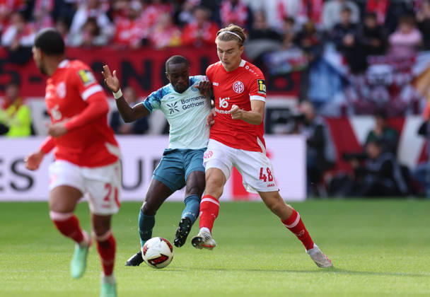 10.10.2026, Fussball Bundesliga, 1. FSV Mainz 05 - Bayer 04 Leverkusen, v.l., Moussa Diaby (Bayer 04 Leverkusen), Kacper Potulski (FSV Mainz 05) DFL DFB REGULATIONS PROHIBIT ANY USE OF PHOTOGRAPHS AS IMAGE SEQUENCES AND OR QUASI-VIDEO. xdcx Copyright: HMBxMedia Claus