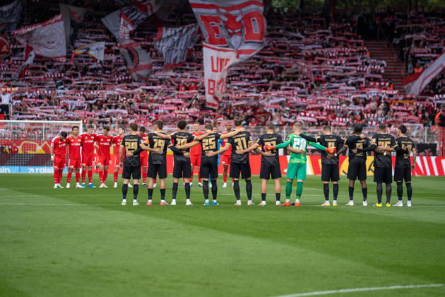 Deutschland: Fussball 1. Bundesliga, 5. Spieltag 2026 2027, 1.FC Union Berlin - SV Elversberg am 10.10.2026 in Berlin (Stadion An der Alten Försterei): Schweigeminute aufgrund des Verkehrsunfalls Copyright: xSvenxHeidmannx