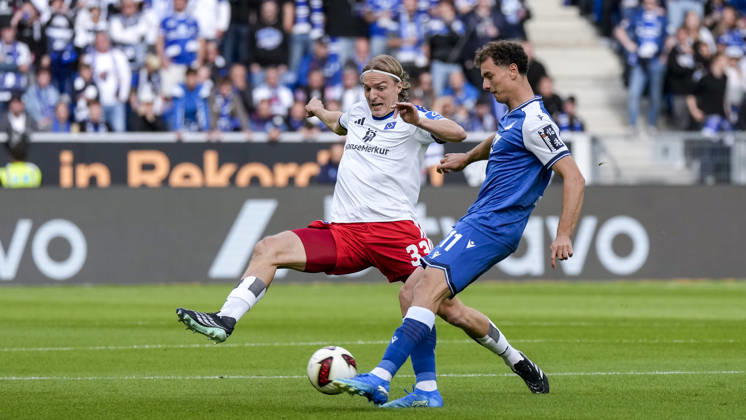 v.li.: Sebastiaan Bornauw (HSV, 33), Fisnik Asllani (Hoffenheim, 11), Zweikampf, Spielszene, Duell, duel, tackle, tackling, Dynamik, Action, Aktion, 10.10.2026, Sinsheim (Deutschland), Fussball, Bundesliga, TSG 1899 Hoffenheim - Hamburger SV, DFB DFL REGULATIONS PROHIBIT ANY USE OF PHOTOGRAPHS AS IMAGE SEQUENCES AND OR QUASI-VIDEO.