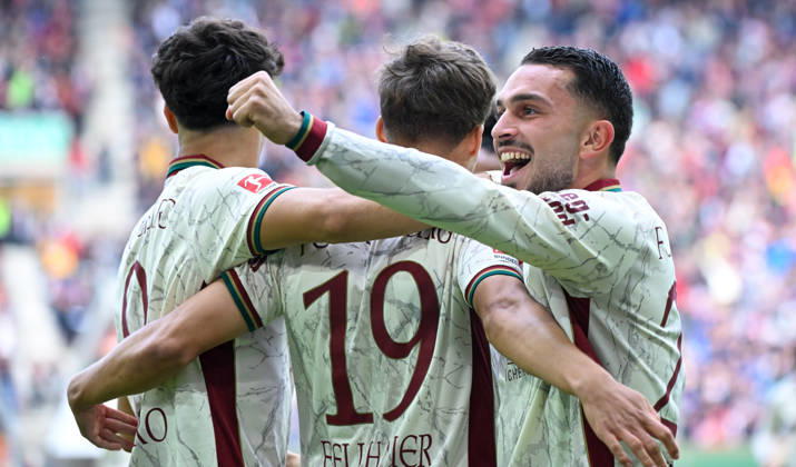 10.10.2026, xemx, Fussball 1.Bundesliga, FC Augsburg - Bayern München v.l. Robin Fellhauer (FC Augsburg) Jubel, Torjubel, celebrate the goal, jubelt ueber das Tor zum 1:0 (DFL DFB REGULATIONS PROHIBIT ANY USE OF PHOTOGRAPHS as IMAGE SEQUENCES and or QUASI-VIDEO) Augsburg