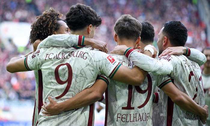 10.10.2026, xemx, Fussball 1.Bundesliga, FC Augsburg - Bayern München v.l. Robin Fellhauer (FC Augsburg) Jubel, Torjubel, celebrate the goal, jubelt ueber das Tor zum 1:0 (DFL DFB REGULATIONS PROHIBIT ANY USE OF PHOTOGRAPHS as IMAGE SEQUENCES and or QUASI-VIDEO) Augsburg