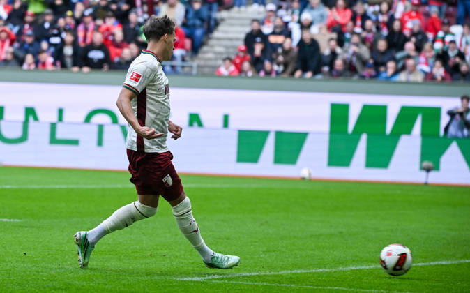 10.10.2026, xemx, Fussball 1.Bundesliga, FC Augsburg - Bayern München v.l. Robin Fellhauer (FC Augsburg) Goal scored, erziehlt das Tor zum 1:0 (DFL DFB REGULATIONS PROHIBIT ANY USE OF PHOTOGRAPHS as IMAGE SEQUENCES and or QUASI-VIDEO) Augsburg