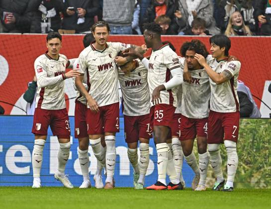 10.10.2026, Fussball Bundesliga 2026 2027, 5.Spieltag, FC Augsburg - FC Bayern München, in der WWK-Arena Augsburg, Torjubel rund um den Torschützen Robin Fellhauer (Augsburg)