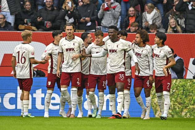 10.10.2026, Fussball Bundesliga 2026 2027, 5.Spieltag, FC Augsburg - FC Bayern München, in der WWK-Arena Augsburg, Torjubel rund um den Torschützen Robin Fellhauer (Augsburg)