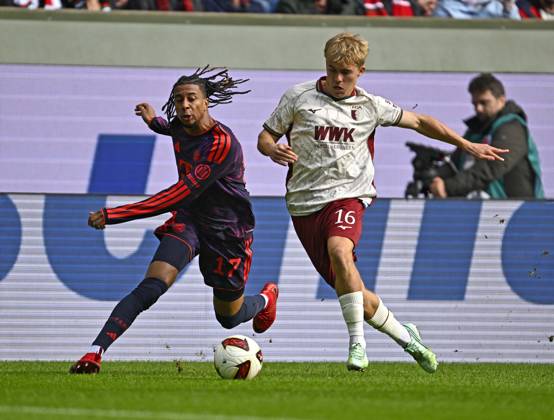 10.10.2026, Fussball Bundesliga 2026 2027, 5.Spieltag, FC Augsburg - FC Bayern München, in der WWK-Arena Augsburg, v.l. Michael Olise (FC Bayern München) gegen Hennes Behrens (FC Augsburg)