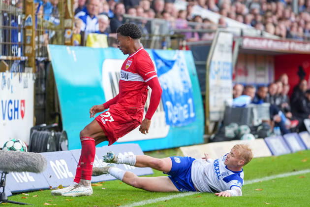 Deutschland: Fussball, 3. Liga, 8. Spieltag, Hänsch-Arena, Meppen, Emsland, Niedersachsen, SV Meppen vs. VfB Stuttgart U21, U 21 VfB Stuttgart II: Luca Prasse (SV Meppen, 31) gegen Jarzinho Malanga (VfB Stuttgart U21, 27) Copyright: xMichelxWittex