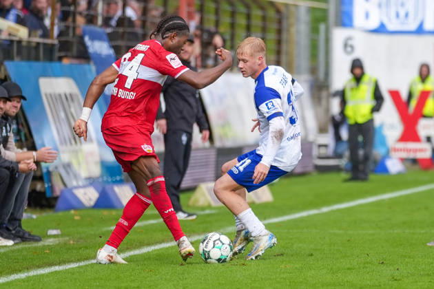 Deutschland: Fussball, 3. Liga, 8. Spieltag, Hänsch-Arena, Meppen, Emsland, Niedersachsen, SV Meppen vs. VfB Stuttgart U21, U 21 VfB Stuttgart II: Dominique Domröse (SV Meppen, 2) gegen Joyeux Masanka Bungi (VfB Stuttgart U21, 24) Copyright: xMichelxWittex