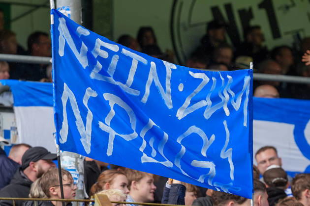 Deutschland: Fussball, 3. Liga, 8. Spieltag, Hänsch-Arena, Meppen, Emsland, Niedersachsen, SV Meppen vs. VfB Stuttgart U21, U 21 VfB Stuttgart II: Spruchband Szene Meppen Copyright: xMichelxWittex