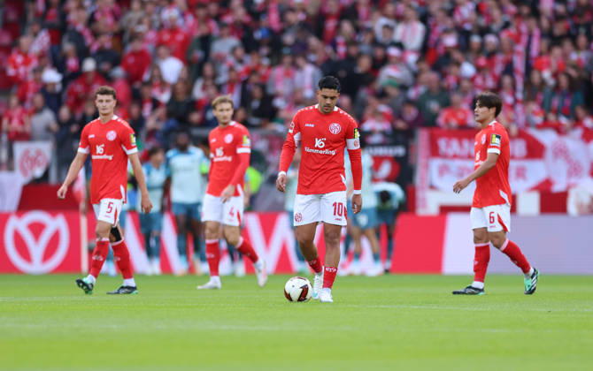 10.10.2026, Fussball Bundesliga, 1. FSV Mainz 05 - Bayer 04 Leverkusen, v.l., Eric Martel (FSV Mainz 05), Stefan Posch (FSV Mainz 05), Nadiem Amiri (FSV Mainz 05), Kaishu Sano (FSV Mainz 05) enttaeuscht, enttaeuscht schauend, dissapointed, traurig, frustiert, frust, gefrustet, frustrated DFL DFB REGULATIONS PROHIBIT ANY USE OF PHOTOGRAPHS AS IMAGE SEQUENCES AND OR QUASI-VIDEO. xdcx Copyright: HMBxMedia Claus