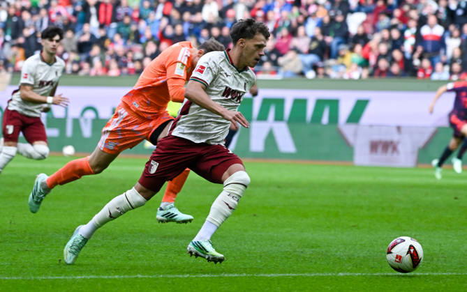 10.10.2026, xemx, Fussball 1.Bundesliga, FC Augsburg - Bayern München v.l. Manuel Neuer (FC Bayern Muenchen), Robin Fellhauer (FC Augsburg) Zweikampf, Aktion, action, battle for the ball zum Tor 1:0 (DFL DFB REGULATIONS PROHIBIT ANY USE OF PHOTOGRAPHS as IMAGE SEQUENCES and or QUASI-VIDEO) Augsburg