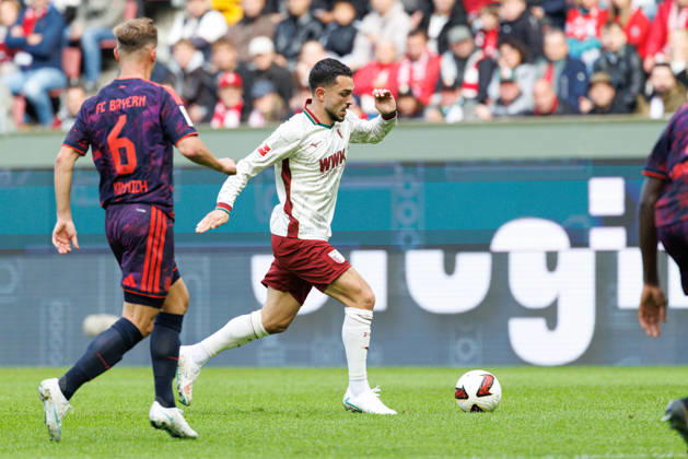 Arijon Ibrahimovic (21, FC Augsburg) beim Spiel zwischen FC Augsburg v FC Bayern München, Fussball, Herren, Bundesliga, 2026 2027, 5.Spieltag am 10.10.2026 in Augsburg, WWK ARENA. DFL and DFB regulations prohibit any use of photographs as image sequences and or quasi-video. Bayern Deutschland