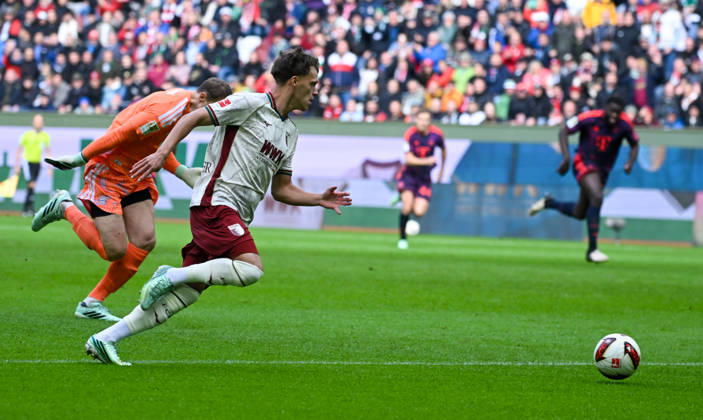 10.10.2026, xemx, Fussball 1.Bundesliga, FC Augsburg - Bayern München v.l. Manuel Neuer (FC Bayern Muenchen), Robin Fellhauer (FC Augsburg) Zweikampf, Aktion, action, battle for the ball zum Tor 1:0 (DFL DFB REGULATIONS PROHIBIT ANY USE OF PHOTOGRAPHS as IMAGE SEQUENCES and or QUASI-VIDEO) Augsburg