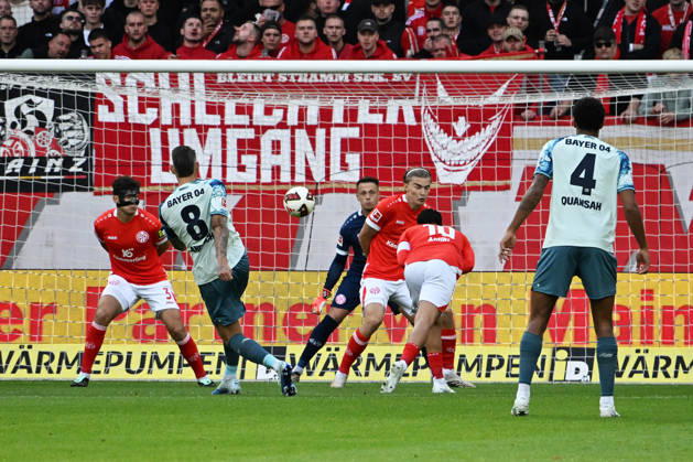 10.10.2026, xsltx, Fussball 1.Bundesliga, FSV Mainz 05 - Bayer 04 Leverkusen v.l. Robert Andrich (Bayer 04 Leverkusen) Torschuetze, erzielt das Tor, Treffer, scores the goal 0:1 Alexander Schwolow (FSV Mainz 05) (DFL DFB REGULATIONS PROHIBIT ANY USE OF PHOTOGRAPHS as IMAGE SEQUENCES and or QUASI-VIDEO) Mainz